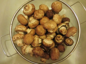 Cremini mushrooms, ready to be rinsed.